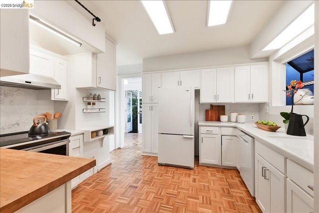 35 Ross Cir, Oakland, CA 94618