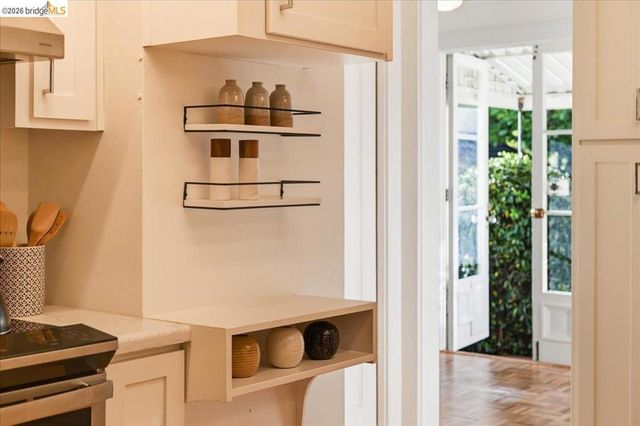 35 Ross Cir, Oakland, CA 94618