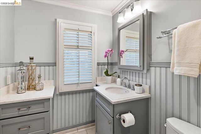 35 Ross Cir, Oakland, CA 94618