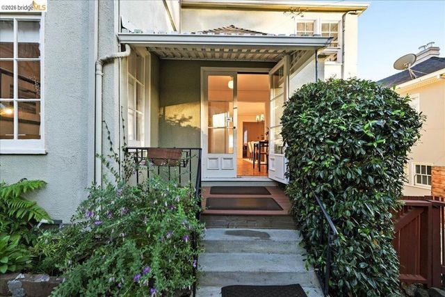 35 Ross Cir, Oakland, CA 94618