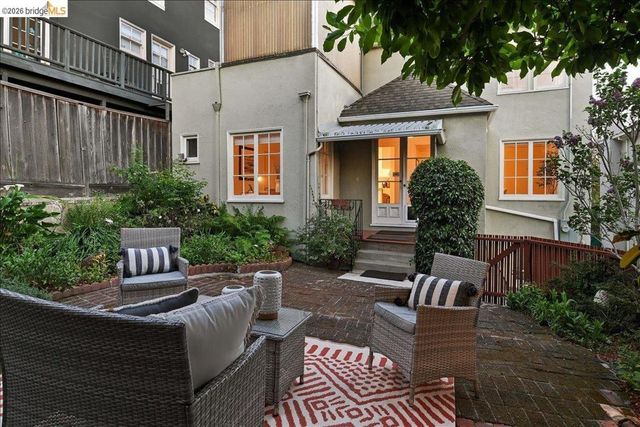 35 Ross Cir, Oakland, CA 94618