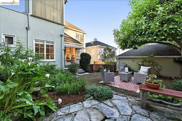 35 Ross Cir, Oakland, CA 94618