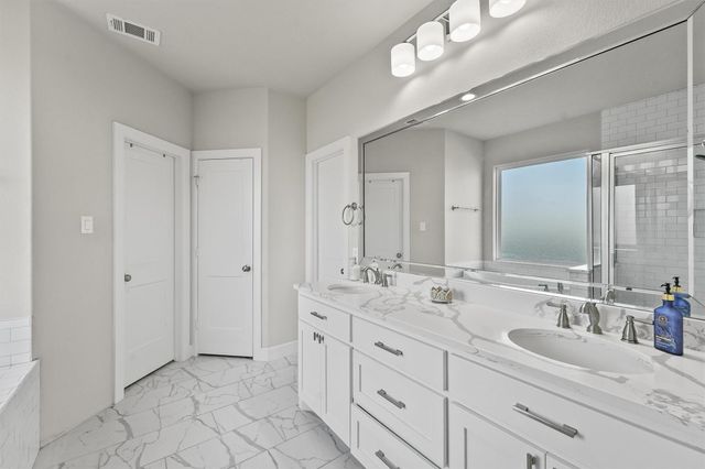 1700 Twin Oaks Circle, Brenham, TX 77833