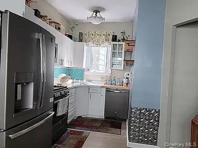 182 Lowell Avenue upper, Floral Park, NY 11001
