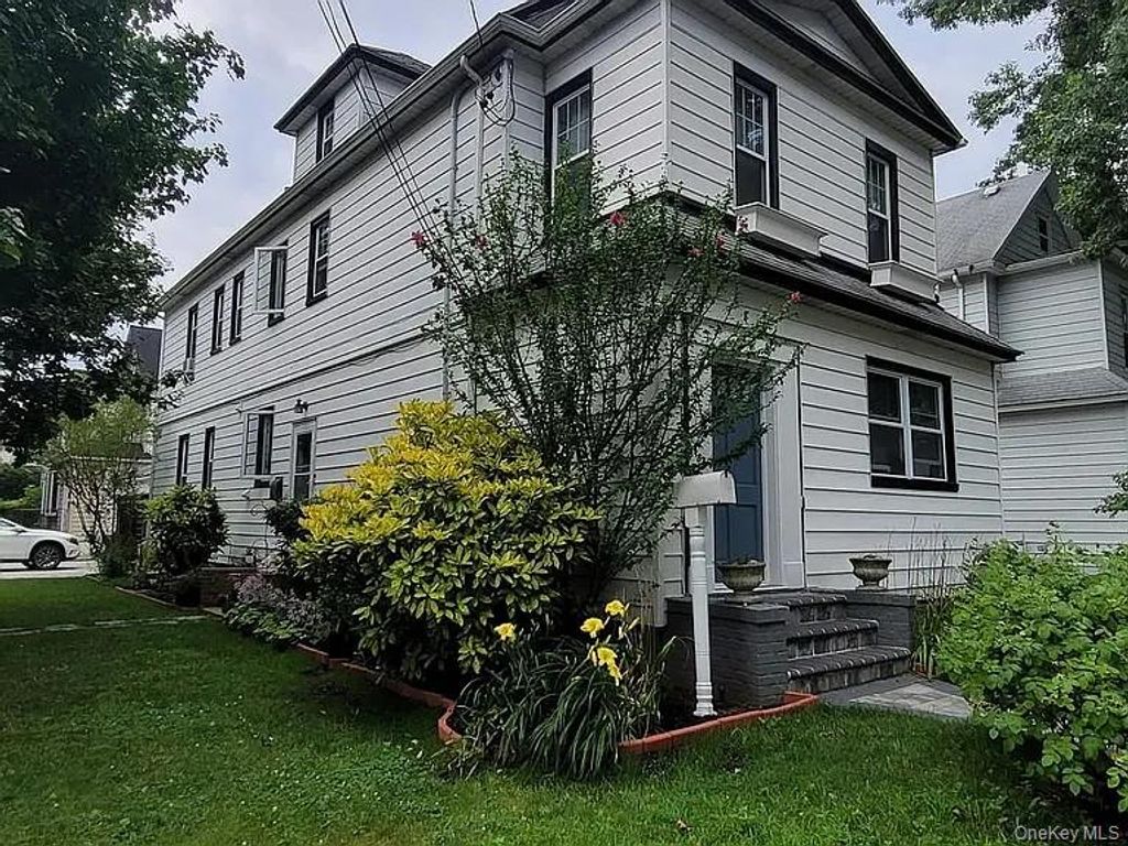 182 Lowell Avenue upper, Floral Park, NY 11001