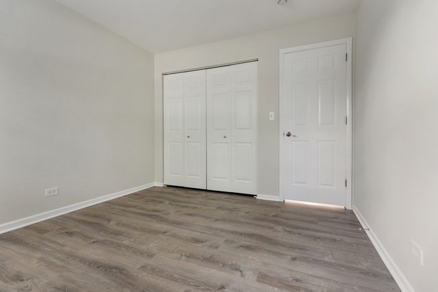 557 E Shag Bark Lane A, Streamwood, IL 60107