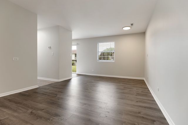 557 E Shag Bark Lane A, Streamwood, IL 60107