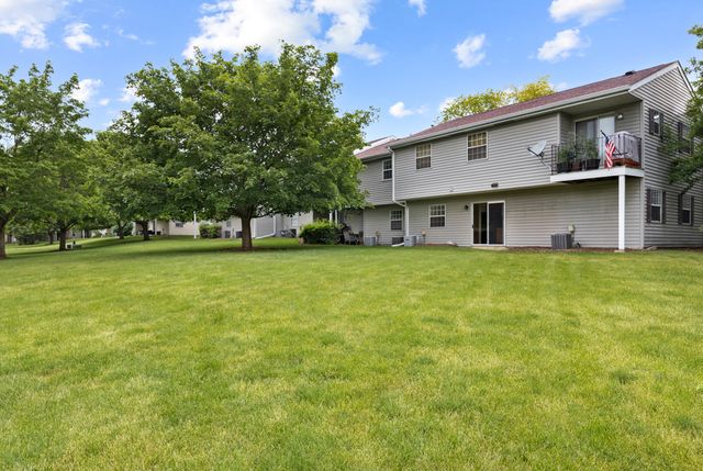 557 E Shag Bark Lane A, Streamwood, IL 60107