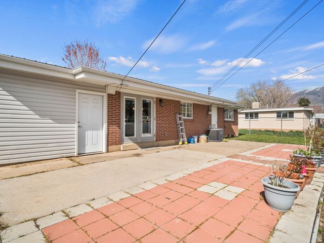 586 E WASATCH DR, Layton, UT 84041