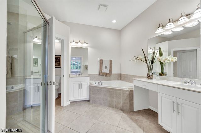 8723 Coastline CT 202, Naples, FL 34120