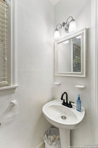 352 Larchmont, San Antonio, TX 78209