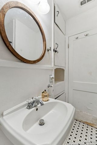 352 Larchmont, San Antonio, TX 78209