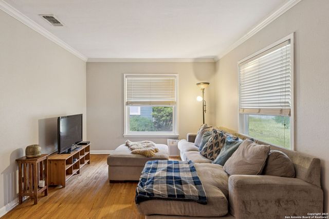 352 Larchmont, San Antonio, TX 78209