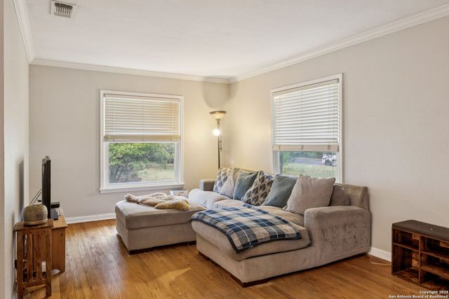 352 Larchmont, San Antonio, TX 78209