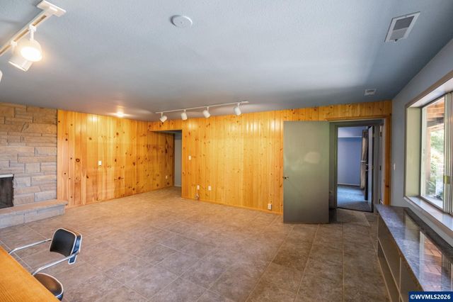 36824 Edgemont Dr, Lebanon, OR 97355