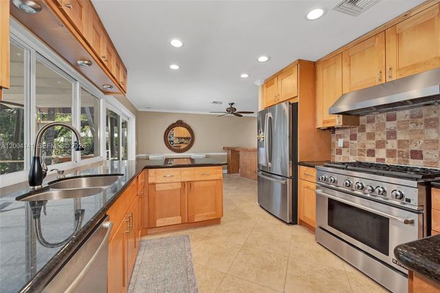 8480 SW 180th St, Palmetto Bay, FL 33157