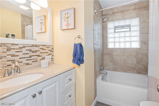 3529 Hunter Drive, North Olmsted, OH 44070