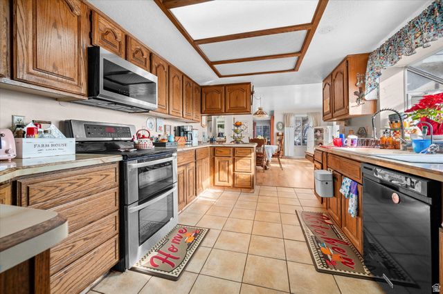 2222 E ROLLING OAKS LN, Layton, UT 84040