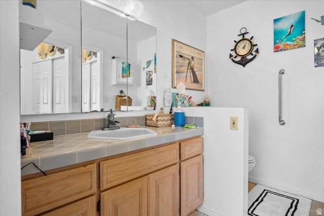 2222 E ROLLING OAKS LN, Layton, UT 84040