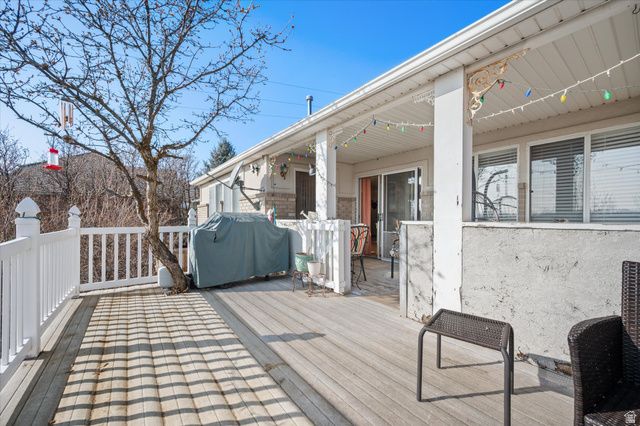 2222 E ROLLING OAKS LN, Layton, UT 84040