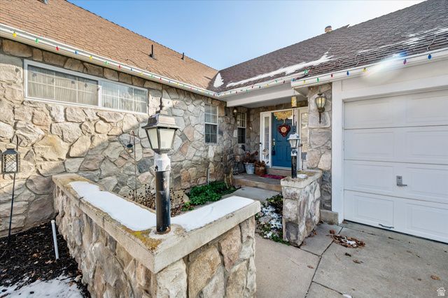 2222 E ROLLING OAKS LN, Layton, UT 84040