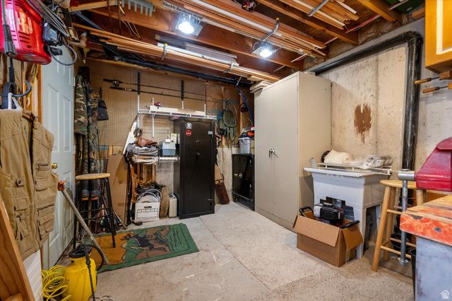 2222 E ROLLING OAKS LN, Layton, UT 84040