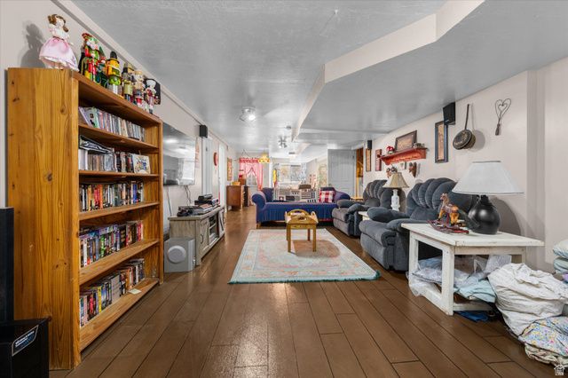 2222 E ROLLING OAKS LN, Layton, UT 84040