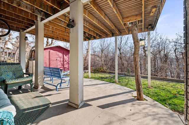 2222 E ROLLING OAKS LN, Layton, UT 84040