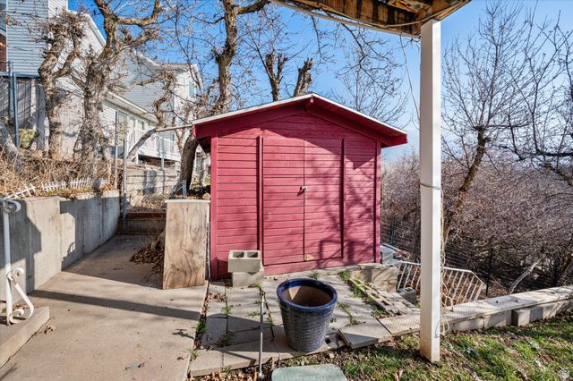 2222 E ROLLING OAKS LN, Layton, UT 84040