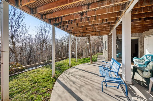 2222 E ROLLING OAKS LN, Layton, UT 84040