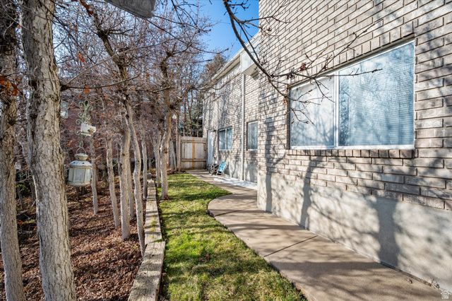 2222 E ROLLING OAKS LN, Layton, UT 84040