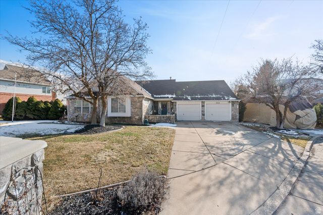 2222 E ROLLING OAKS LN, Layton, UT 84040