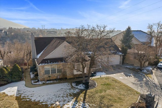 2222 E ROLLING OAKS LN, Layton, UT 84040