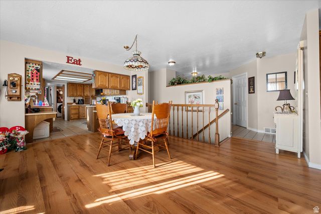 2222 E ROLLING OAKS LN, Layton, UT 84040