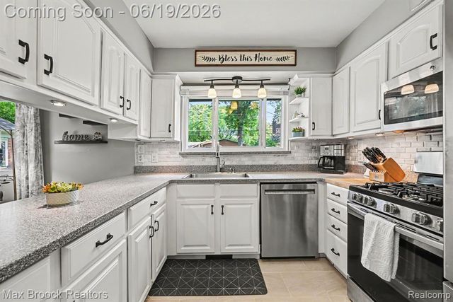 33000 Perth Street, Livonia, MI 48154