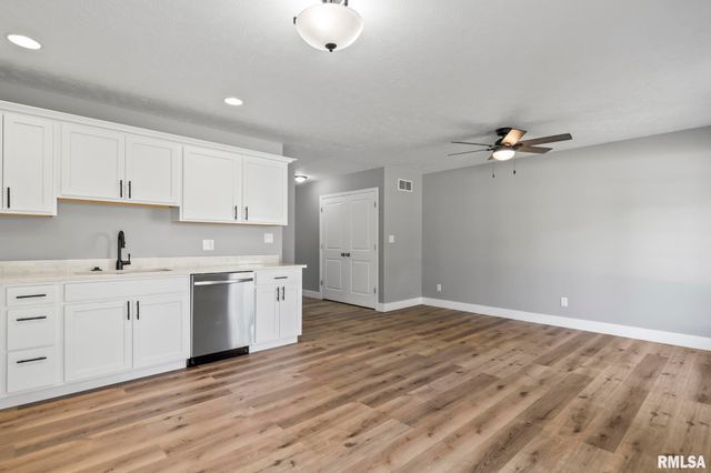 397 W MAIN Street, Williamsville, IL 62693