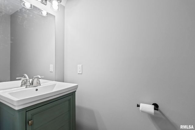 397 W MAIN Street, Williamsville, IL 62693