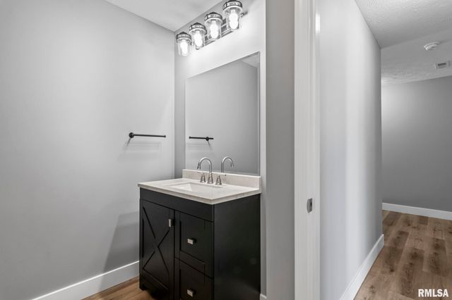 397 W MAIN Street, Williamsville, IL 62693