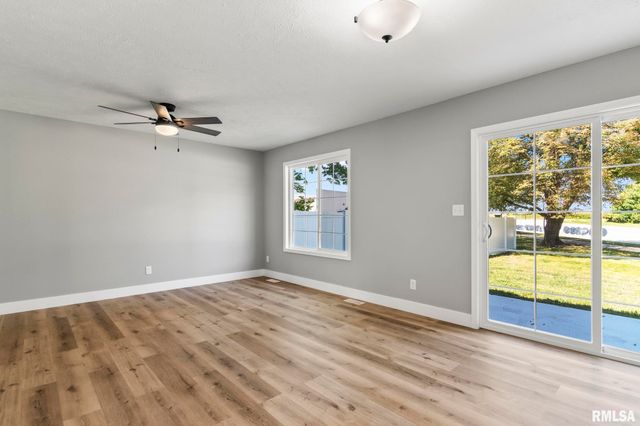 397 W MAIN Street, Williamsville, IL 62693