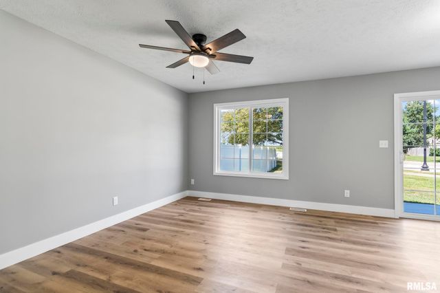 397 W MAIN Street, Williamsville, IL 62693