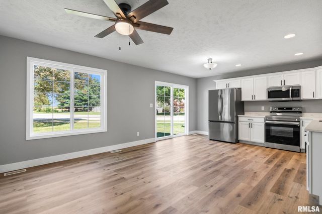 397 W MAIN Street, Williamsville, IL 62693