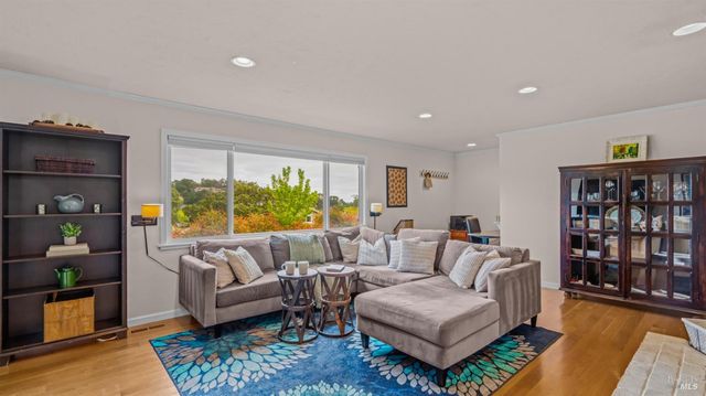 280 Devon Dr, San Rafael, CA 94903