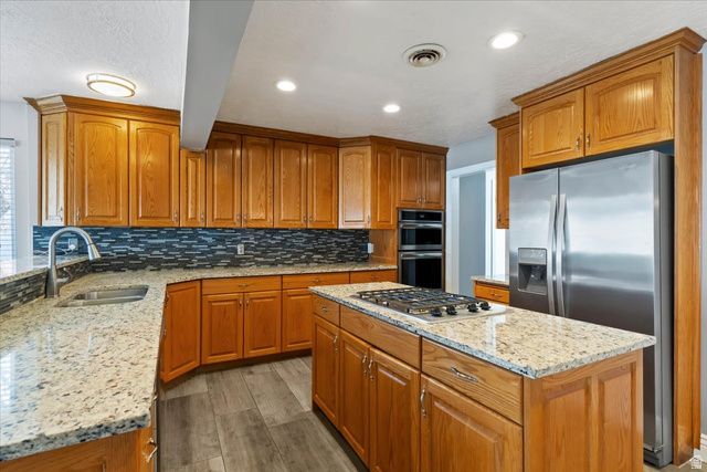 1541 E LONE PEAK DR, Holladay, UT 84117