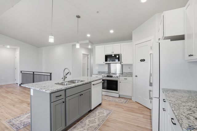 627 COPPERFIELD DR, Rapid City, SD 57703