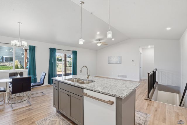 627 COPPERFIELD DR, Rapid City, SD 57703