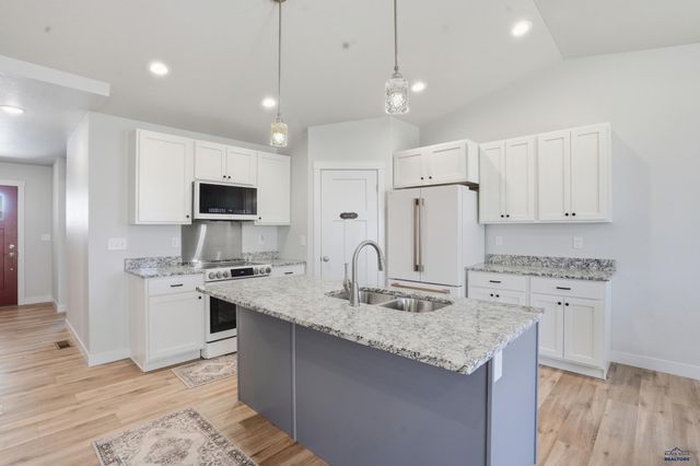 627 COPPERFIELD DR, Rapid City, SD 57703