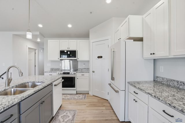 627 COPPERFIELD DR, Rapid City, SD 57703