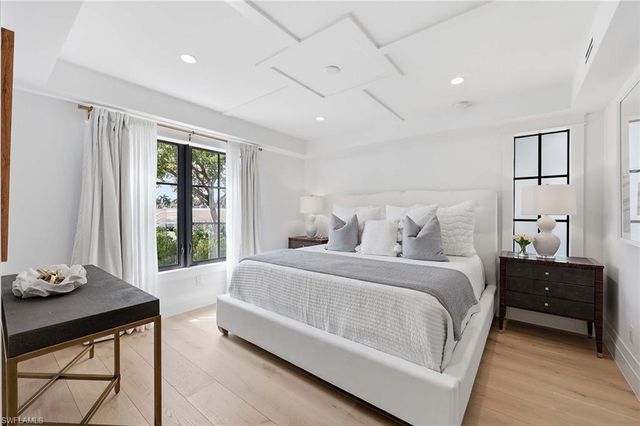 1355 4th ST S, Naples, FL 34102