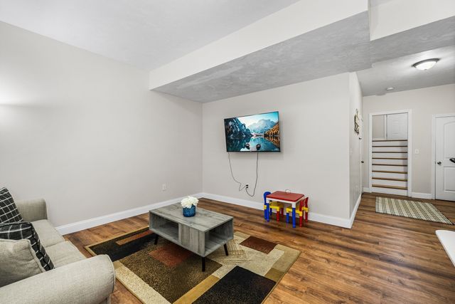 10 Egan Ave, Worcester, MA 01604