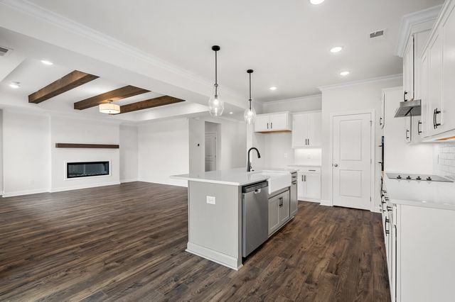 1933 Hildebrand Lane, Columbia, TN 38401